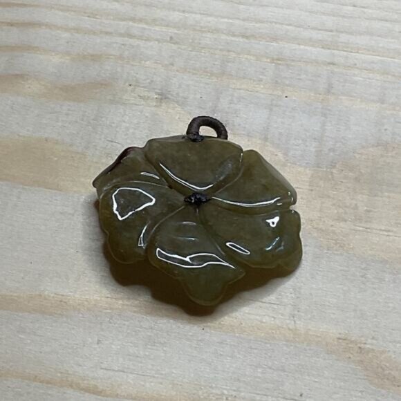 Vintage Jadeite Flower Natural Stone Pendant - Picture 4 of 4
